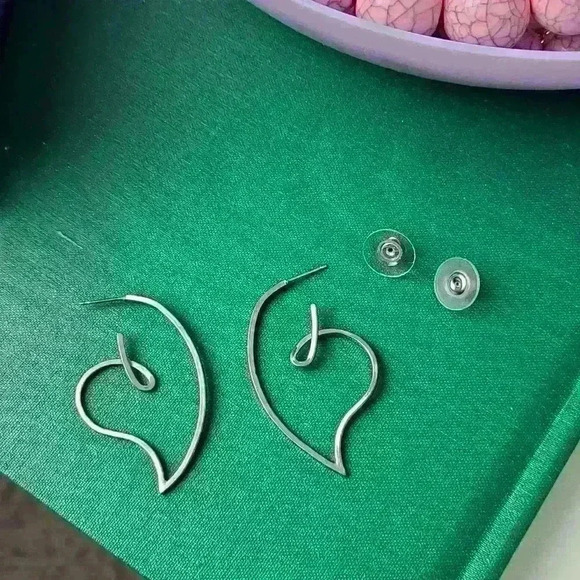 Silver tone twisted earrings - Picture 4 of 9
